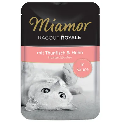 Miamor Ragout Royale con tonno e pollo in teneri bocconcini, in salsa. Confezione con un gatto sdraiato.