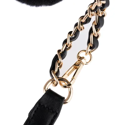 Close-up van een zwarte leren ketting met goudkleurige metalen schakels en karabijnsluiting.