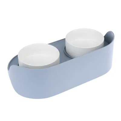 Conjunto de dois comedouros com duas tigelas de cerâmica brancas em suporte azul-claro, adequado para comida e água.