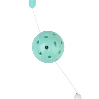 Giocattolo in plastica verde, a forma di sfera con fori e fissato a una corda.