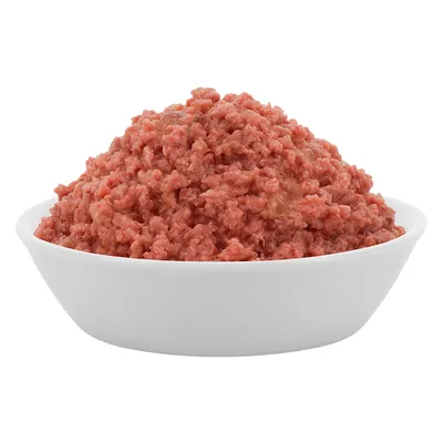 Miska s červeným, drceným mokrým krmivem. Produktový obrázek krmiva pro zvířata.