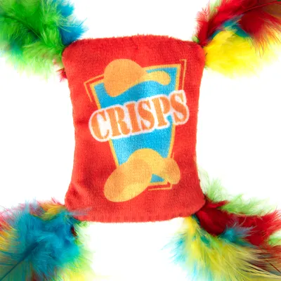Jouet en tissu rouge avec l’inscription « CRISPS » et des illustrations de chips, décoré de plumes vertes, bleues, jaunes et rouges aux quatre coins. Texte anglais visible.