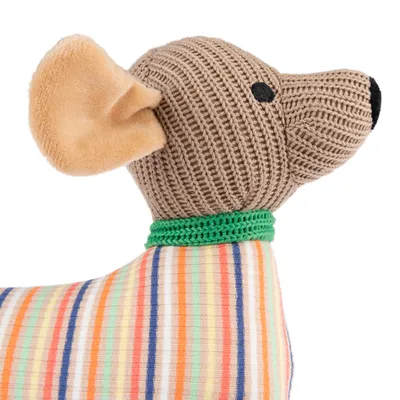 Speelgoed in de vorm van een hond van gebreide stof met gestreept lichaam en groene halsband. Oren van beige vilt.