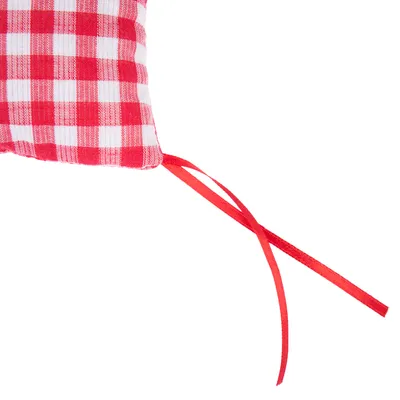 Punavalkoruudullinen kangastyyny punaisilla nauhoilla, sopii asusteeksi tai leluksi.