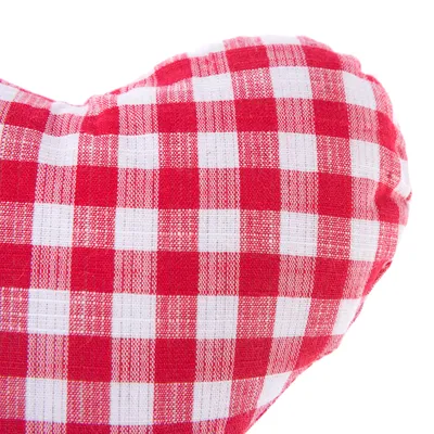 Sydämenmuotoinen tyyny, jossa on punavalkoruudullinen kuvio, sopii koristeeksi tai asusteeksi.