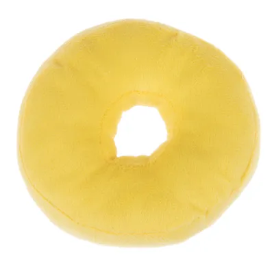 Žlutá kulatá plyšová hračka ve tvaru donutu s otvorem uprostřed.