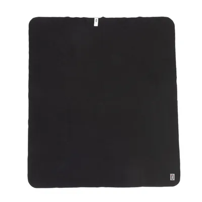 Schwarze rechteckige Decke mit kleinem Markenetikett unten rechts und Aufhängeschlaufe oben mittig.