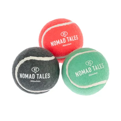 Три игровые мяча красного, серого и зеленого цвета с надписью 'Nomad Tales München'.