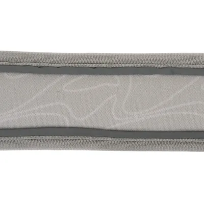 Nastro in tessuto grigio con imbottitura morbida e motivo discreto, adatto per accessori o articoli per animali.