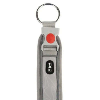 Collare Tiaki grigio con chiusura di sicurezza rossa e anello in metallo, adatto per guinzagli per pet.