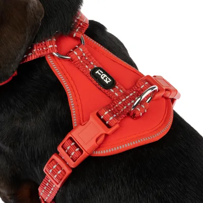 Rødt hundesele med reflekterende striber, robuste spænder og metalringe. Mærkelogoet 'Trixie' synligt på forsiden.