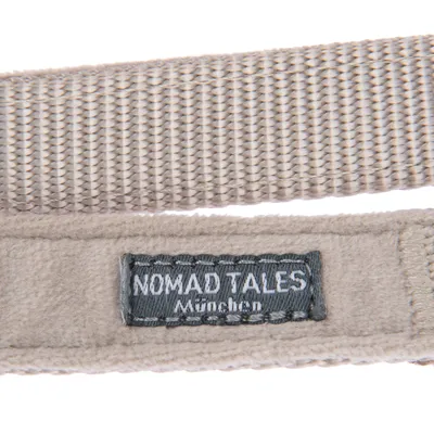 Nomad Tales München. Label auf beigem Stoffband.
