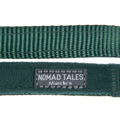 Nomad Tales München. Grönt hundhalsband med textilstruktur och broderad märkesetikett.