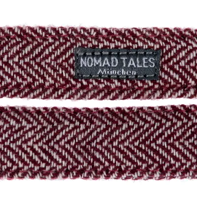 Nomad Tales München. Piros és fehér halszálkaminta szövet szalagon.