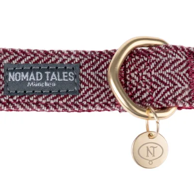 Punainen koiran kaulapanta kalanruotokuviolla, kultainen metallirengas ja riipus. Merkki: Nomad Tales München.