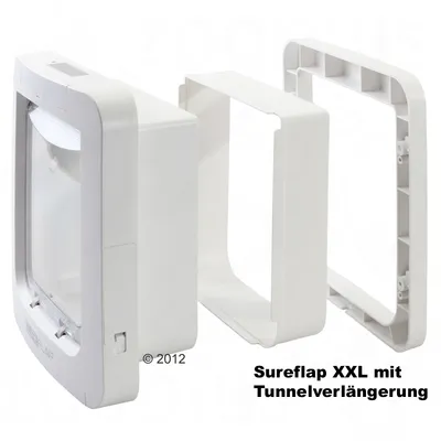 Sureflap XXL kattenluik met tunnelverlenging, bestaande uit drie witte kunststof onderdelen. Tekst in beeld: Sureflap XXL mit Tunnelverlängerung.