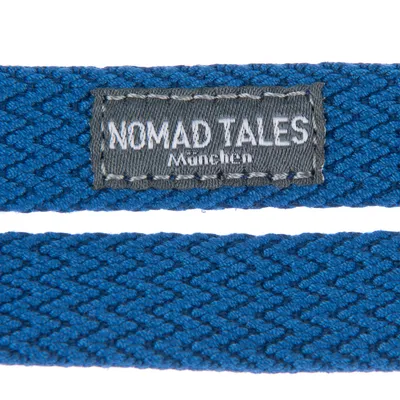 Nomad Tales München. Blaues, gewebtes Material mit grauem Label und weisser Schrift.