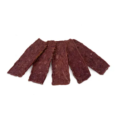 Pět hnědých proužků ze sušeného masa, uspořádaných naplocho a podélně.