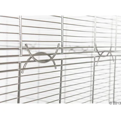 Детайл на метална решетка с хоризонтални и вертикални пръчки, видим заключващ механизъм. Материал: метал.