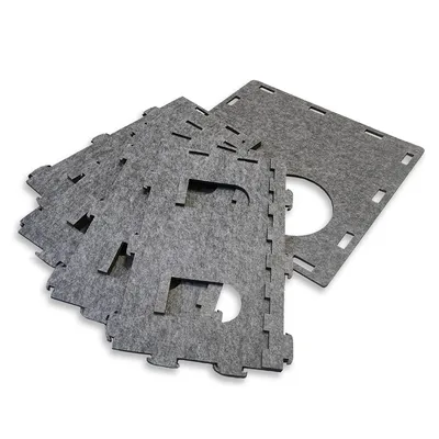 Placas de fieltro gris con sistema de encaje, rectangulares y con huecos para fácil montaje.