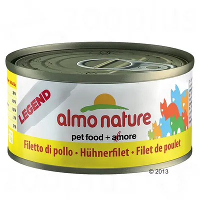 Lata de alimento para animais Almo Nature Legend, texto visível: pet food + amore, Filetto di pollo, Hühnerfilet, Filet de poulet. Gráfico colorido de gatos no rótulo.
