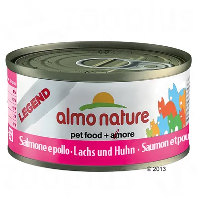 Lata de comida para animais Almo Nature Legend, texto visível: pet food + amore, Salmone e pollo, Lachs und Huhn, Saumon et poulet. Rótulo com ilustrações de gatos coloridos.