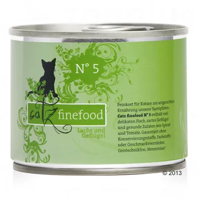 Conservă Catz finefood N° 5, etichetă verde cu text în germană: Lachs und Geflügel. Siluetă de pisică neagră vizibilă pe ambalaj.