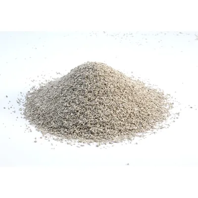 Bunke af fint, gråt granulat på hvid baggrund. Viser materiale til kattegrus eller lignende produkter.