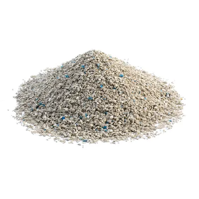 Tas de litière minérale pour chat, granulés beiges avec quelques grains bleus visibles, présenté sur fond blanc.