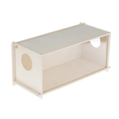 Caja de madera de forma rectangular, dos aberturas redondas en los laterales y acceso abierto en la parte frontal. Adecuada para pequeños animales o como accesorio.