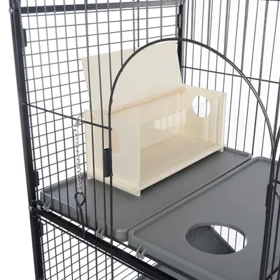 Jaula para pájaros con rejilla metálica, bandejas de plástico gris y caja nido de madera con dos entradas redondas.
