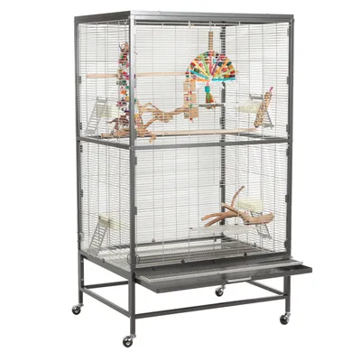 Großer Vogelkäfig aus Metall mit zwei Ebenen, Holzsitzstangen, Spielzeug und Futterstationen. Mit Rollen für einfache Bewegung.