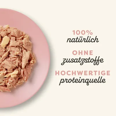 100% natürlich, ohne Zusatzstoffe, hochwertige Proteinquelle. Abgebildet ist zerkleinertes Fleisch auf einem rosa Teller.