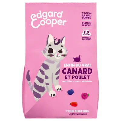 Edgard Cooper croquettes pour chatons, canard et poulet, myrtilles, rose, églantier. Texte visible : stop à la malbouffe, viande fraîche, empreinte carbone 2–3 kg CO2e/kg, pour chatons stérilisés aussi.