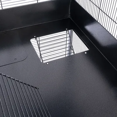 Base in metallo nero per gabbia con apertura rettangolare e struttura a griglia, adatta a gabbie con elementi modulari.