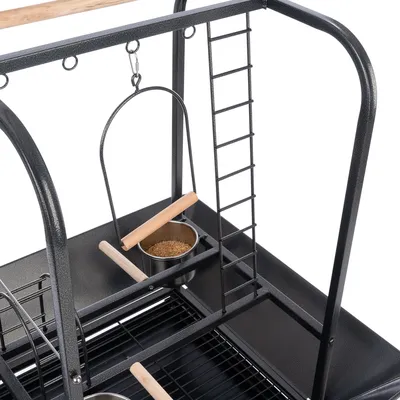 Vogelkäfig-Zubehör mit Sitzstangen aus Holz, Leiter aus Metall und Futternäpfen aus Edelstahl. Geeignet für Vögel zur Fütterung und Bewegung.