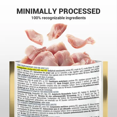Tekst na engleskom: MINIMALLY PROCESSED, 100% recognizable ingredients. Sastav: chicken fillets 62%, rice 15%. Prikaz komadića mesa iznad pakiranja hrane za mačke.