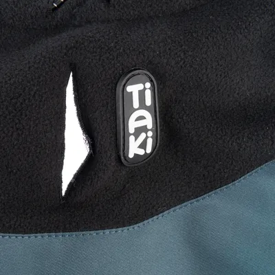 Tiaki-Logo auf schwarzem Stoff mit blauem Rand.