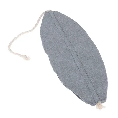 Jouet en forme de feuille grise en tissu avec une corde torsadée beige attachée à une extrémité, visible sur fond blanc.