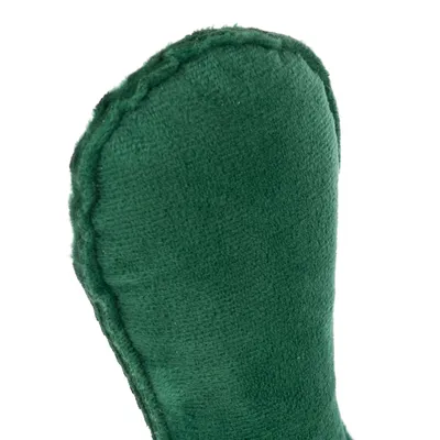 Grünes Stoffspielzeug mit weicher Oberfläche und sichtbaren Nähten.