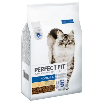 Sac de croquettes pour chat Perfect Fit Indoor 1+, riche en poulet, total 5, avec image d’un chat gris et texte anglais visible sur l’emballage.
