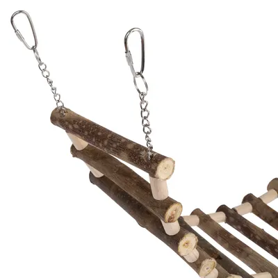 Hängende Holzleiter mit Metallketten und Karabinerhaken, geeignet zur Befestigung.