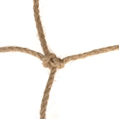 Närbild av en knut av naturligt jutesnöre, lämplig för hantverks- eller dekorationsändamål.