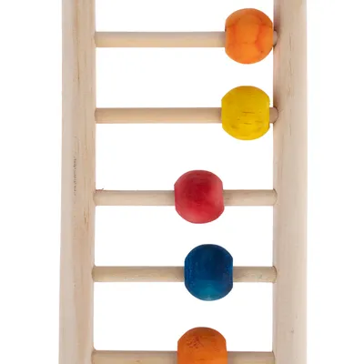 Échelle en bois avec perles colorées orange, jaune, rouge et bleu, adaptée comme jouet pour oiseaux ou petits animaux. Matériau visible : bois.