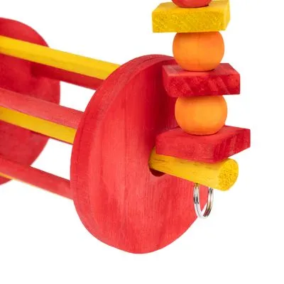Brinquedo de madeira para roedores ou aves, com peças cilíndricas e quadradas em vermelho e amarelo, argola metálica visível numa das extremidades.