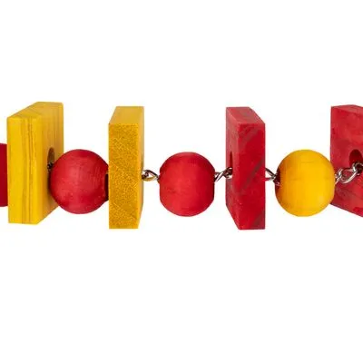 Corrente de brinquedo com peças de madeira vermelhas e amarelas, alternando esferas e blocos quadrados, ligadas por corrente metálica visível.