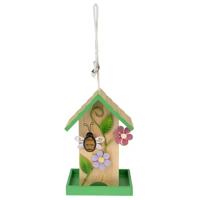 Hängande fågelhus i trä med grönt tak, dekorerat med blommor och ett bi. Integrerad snöre med metallkrok för upphängning.