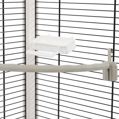 Perchoir en plastique gris et mangeoire blanche fixés sur les barreaux d'une cage, sans marque visible ni texte.