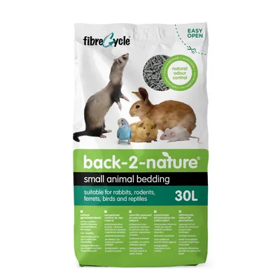 Ambalaj fibreCycle back-2-nature small animal bedding, 30L, cu animale mici (iepure, dihor, papagal, cobai, șoarece), text vizibil: natural odour control, easy open, suitable for rabbits, rodents, ferrets, birds and reptiles.