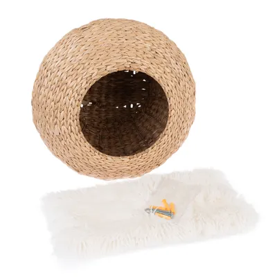 Coș rotund din material natural împletit cu deschidere, pernă din blană artificială albă și material de fixare incluse.